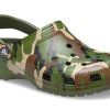 Crocs Beach Sandalen in Armeegrün mit Camouflage-Muster, 206454-3TC