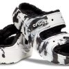 Crocs Classic Cozzzy Marbled Sandalen „Schwarz Weiß“ 207907