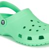 Crocs Classic Outdoor Sport-Hausschuhe mit flachem Absatz, Grün, 10001-3U3