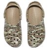 Crocs Classic Printed Camo Clogs „Braun“ 894825
