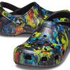 Crocs Classic Tie Dye Pattern Crocs Beach Unisex-Sandalen in Jeansblau 205453-4SW