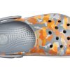 Crocs Crocband Printed Sandalen Schwarz Orange Camouflage „Black Orange“ 205834-02Q