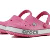Crocs (PS) Crocband Bold Logo Outdoor Flacher Absatz Minimalistische Sport-Sandalen in Rosa 206022-65Y
