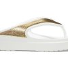 Crocs (WMNS) Hausschuhe mit dicker Sohle in Weißgold „White Gold“ 206919-100 Crocs (WMNS) Hausschuhe mit dicker Sohle in Weißgold „White Gold“ 206919-100