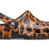 Crocs (WMNS) Klassische Clogs mit Tierdruck, Strandsandalen, Leopardenmuster, 206676-90L