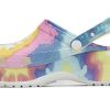 Crocs (WMNS) Klassische Clogs mit Wolken und Batikdruck, leicht, bequem, Sportsandalen, Pink/Blau, 207151-94S