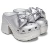Crocs (WMNS) Siren Metallic Bow Clogs „Silber“ 210050-0P1