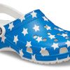 Crocs (WMNS) USA Musterdruck Leichte, gemütliche Sandalen Blau Rot 205974-94S