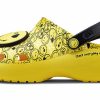 Crocs (WMNS) X Smiley Classic Clog Sandalen mit dicker Sohle und lächelndem Gesicht und Wolken, Gelb/Schwarz, 207233-90H