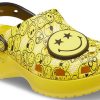 Crocs (WMNS) X Smiley Classic Clog Sandalen mit dicker Sohle und lächelndem Gesicht und Wolken, Gelb/Schwarz, 207233-90H