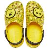 Crocs (WMNS) X Smiley Classic Clog Sandalen mit dicker Sohle und lächelndem Gesicht und Wolken, Gelb/Schwarz, 207233-90H
