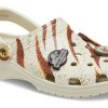 Crocs x Jurassic World Klassischer Clog „Bone“ 208860-2Y2