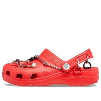 Crocs x Karol G Klassische Clogs „Metal Hearts“ 207998-8C1