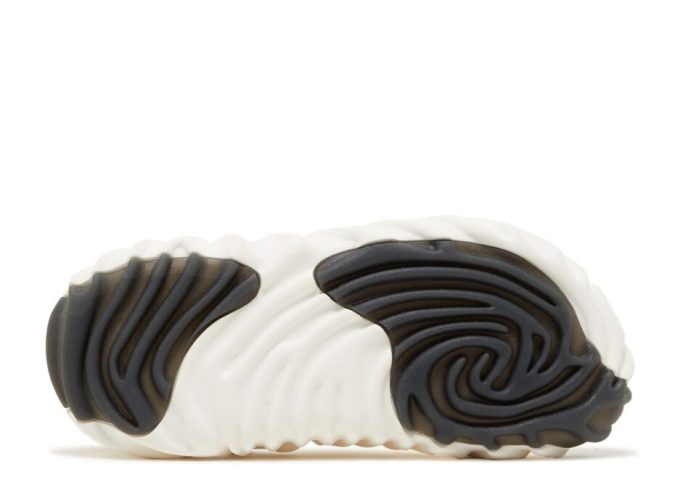 Salehe Bembury x Pollex Clog „Tragetestprobe“ Exklusiv bei der Paris Fashion Week“